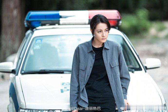 迪丽热巴说女性既是利剑也是玫瑰迪丽热巴感谢大家喜欢支持利剑玫瑰 ​迪丽热巴感恩大