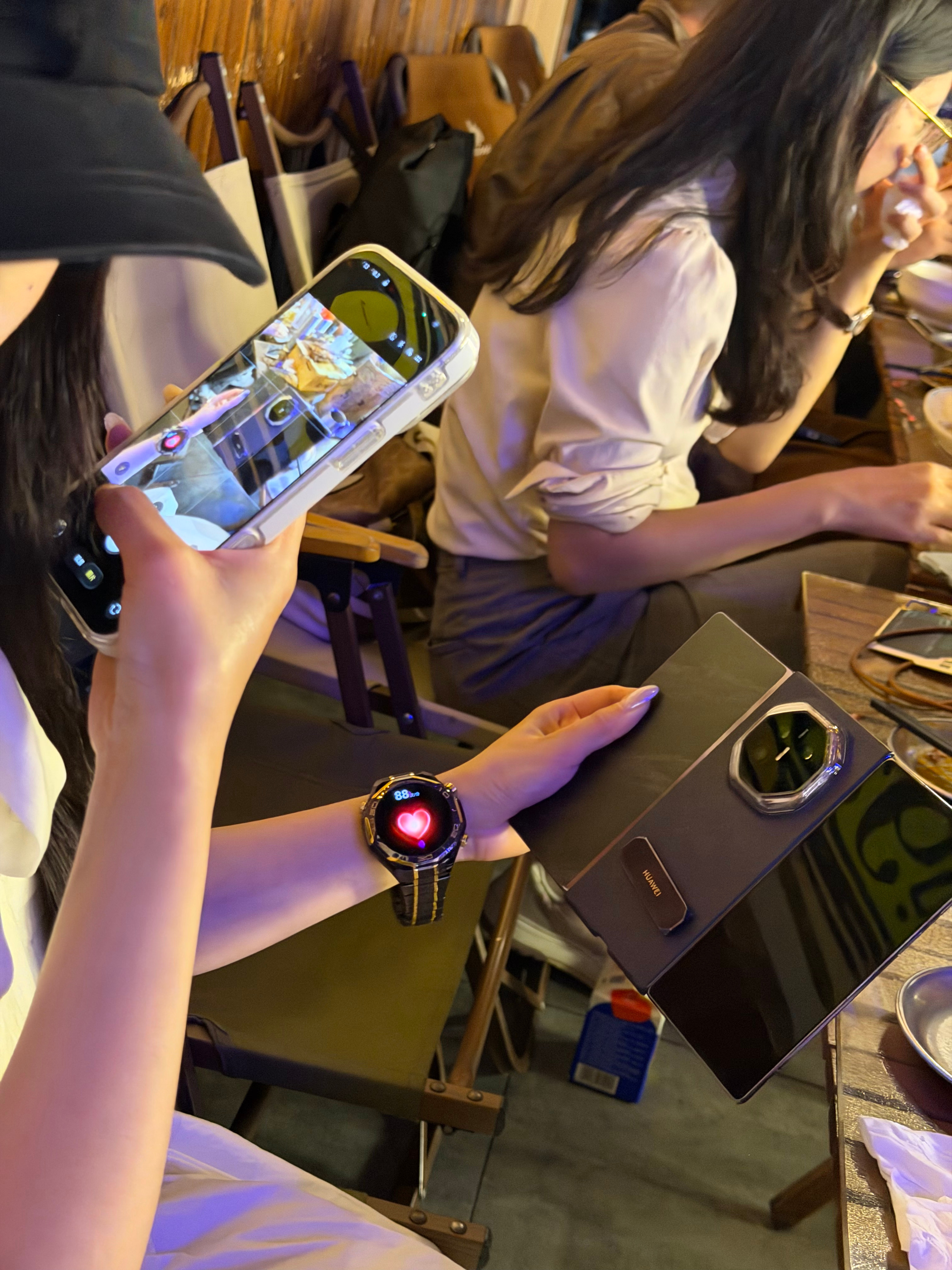 超级不经意的露出 华为Mate XT2 非凡大师和HUAWEI WATCH Ul