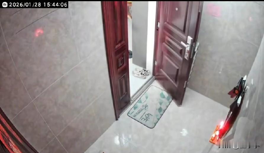 “闹大了！”只因邻居楼道里面放鞋架，女子就把婆婆的遗照给搬出来了，两家因此越闹越