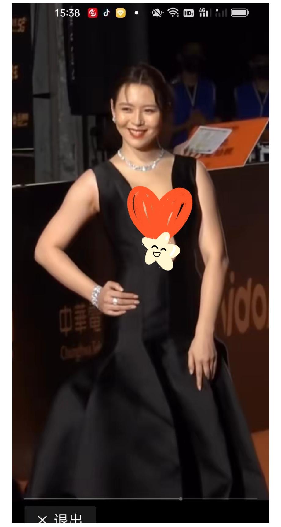 难道穿衣服之前不照镜子吗？

这么暴露，适合上舞台吗！大家认为呢？