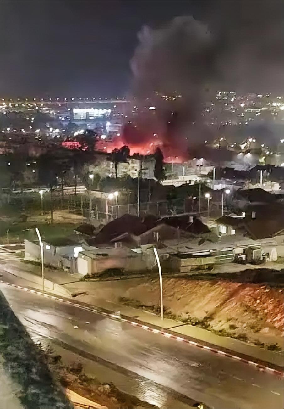 终于来了一次大的，以色列遭遇伊朗弹道导弹准确打击，导致重大伤亡。伊朗的导弹，直接