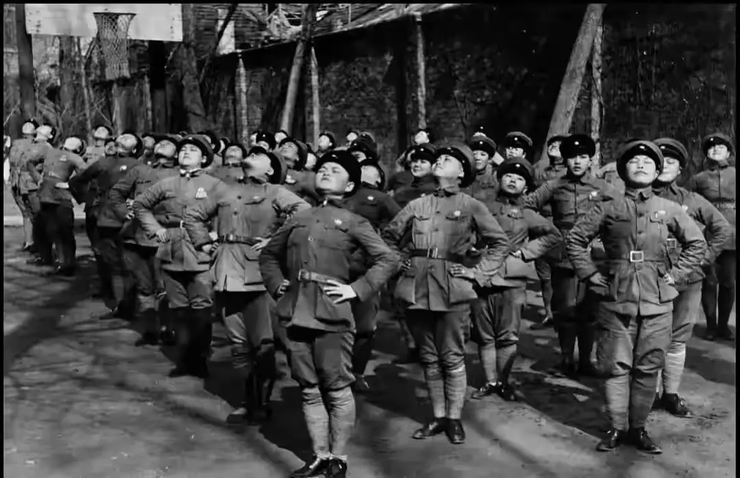 1938年，武汉会战前夕，正在晨练的预备役士兵留下了一张罕见镜头，这些士兵全部都