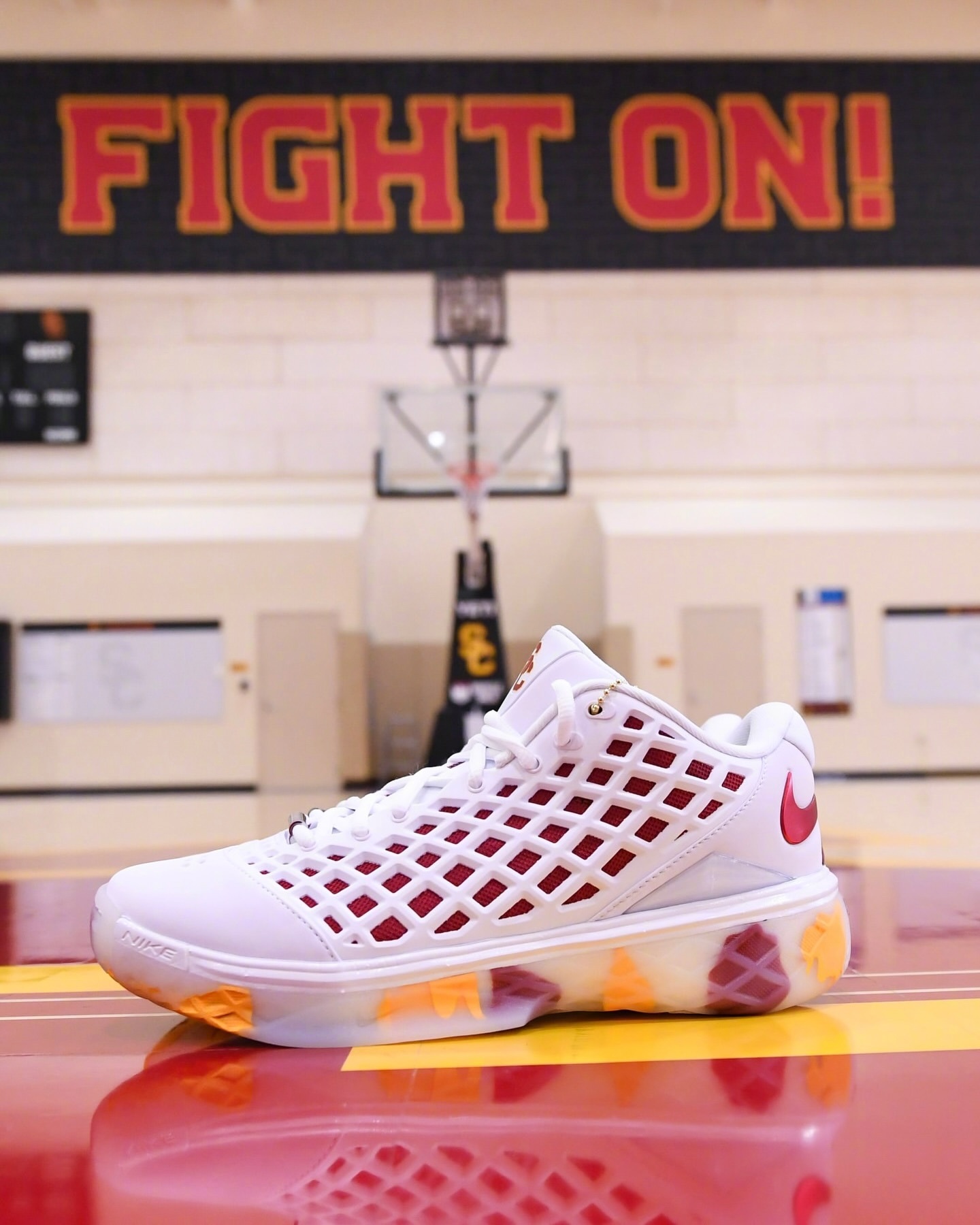 南加大女篮晒出的专属Kobe 3 Low PE。 