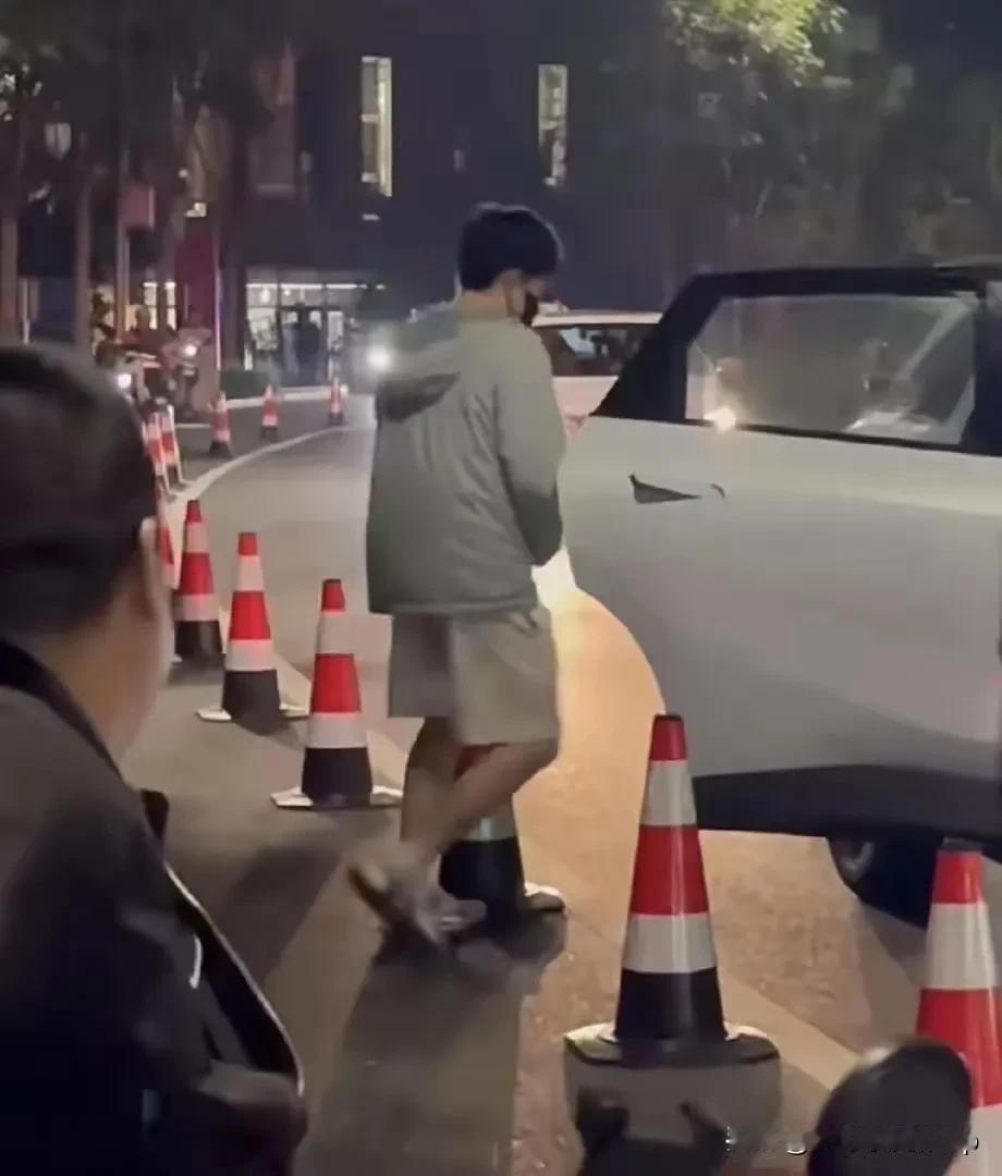 头哥大半夜出来炸街了
头哥这走路姿势太好辨认了
单手插兜走路拽的二五八万的
不过