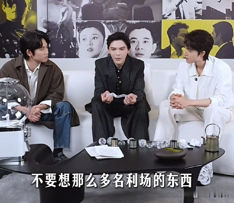 向佐:“我想跟十七八岁的我说，不要想那么多名利场的东西，早点去练武去练演技，因为