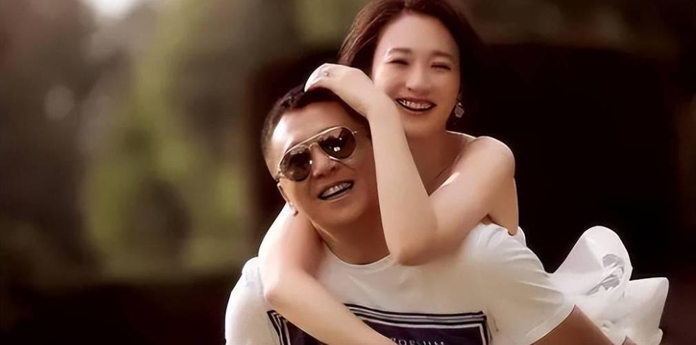 2010年的娱乐圈，没人敢轻易谈论李小冉的感情纠葛。谁也想不到，一场由爱恨纠葛引