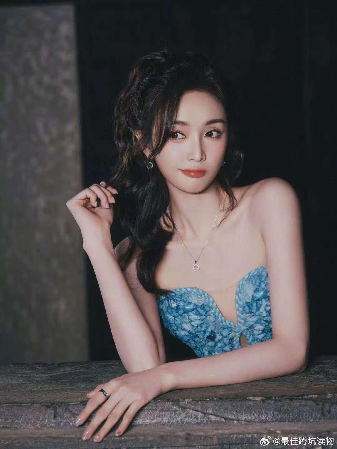 吴宣仪灰姑娘具像化  吴宣仪的星光大赏造型师必须加鸡腿，蓝色纱裙完美勾勒身材，高