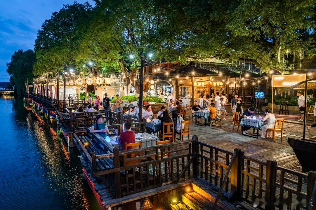 乌镇的夏天是懂旅游避俗的✨拒绝吵闹商业化演出，以国际戏剧艺术打造精神避暑地，来乌