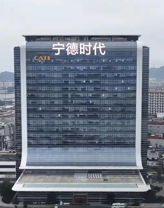 宁德时代5C电池 宁德时代对外展示了其新一代5C电池技术。该电池在60°C高温环