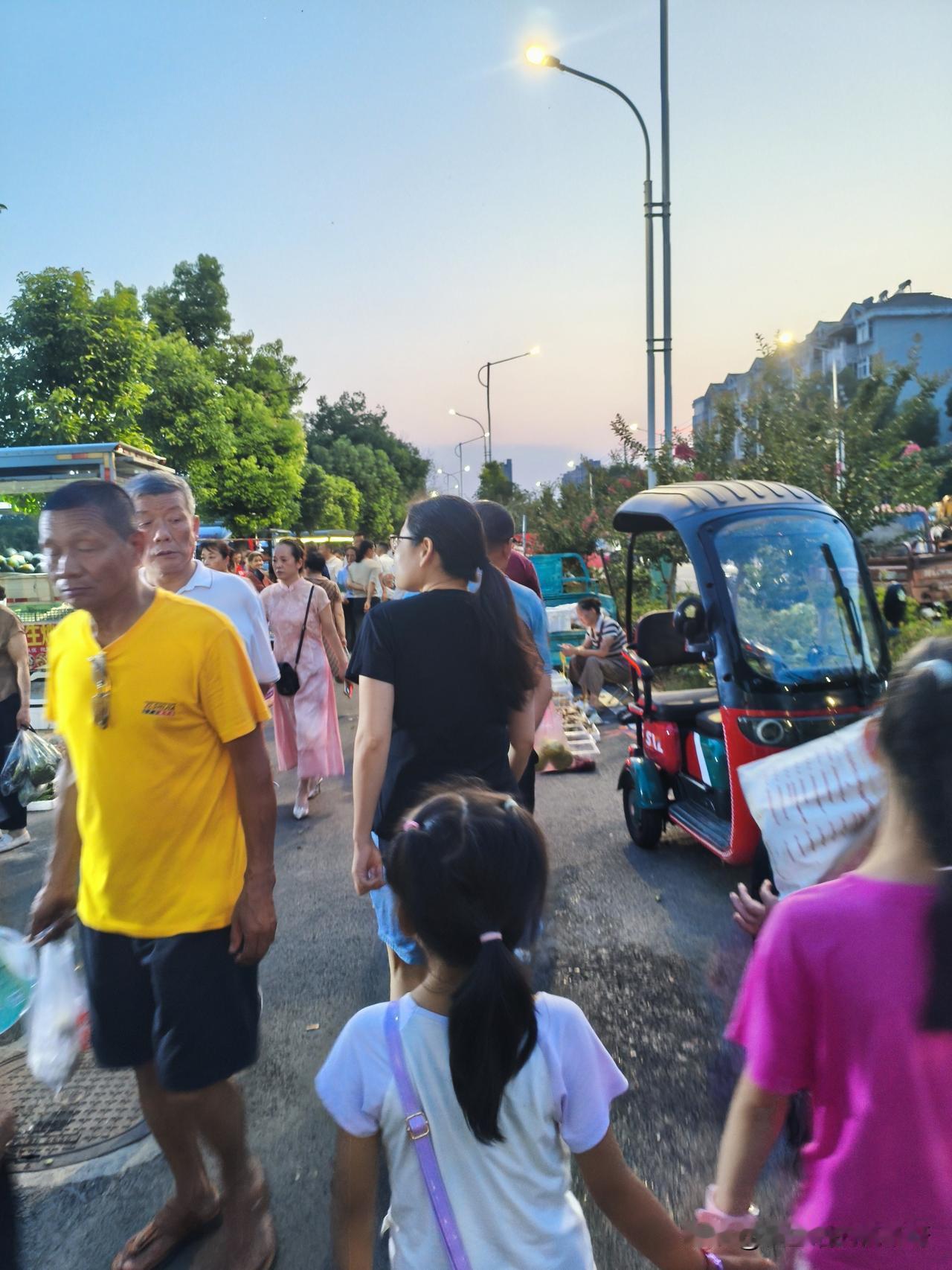 湖北应城，我这几天还是问了好几个人才找到这个新搬迁夜市的，个人感觉是真没以前的夜