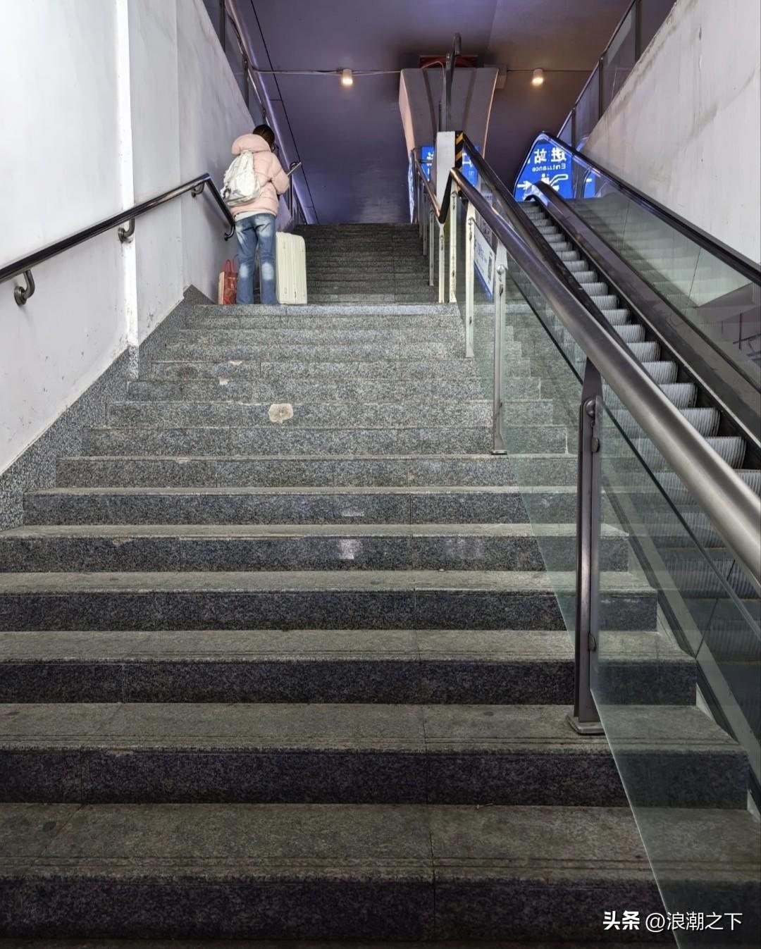 一个信阳来郑州找工作的女大学生，一个人拖着行李🧳，听到她给别人打电话：“好惨啊