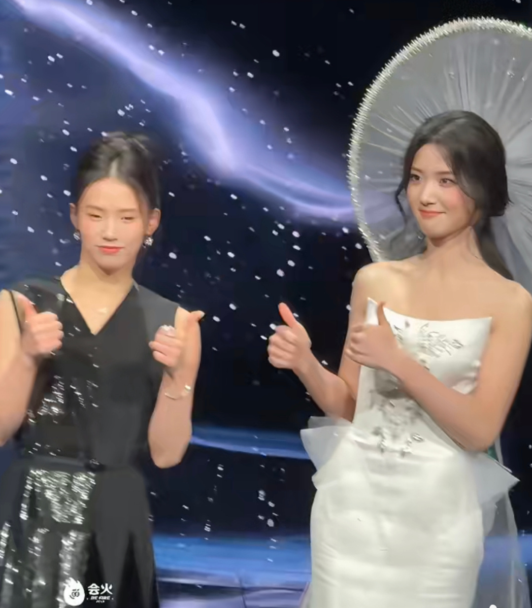 萌萌的卢昱晓，听到主持人念到陈芋汐的成绩立刻点赞，好可爱