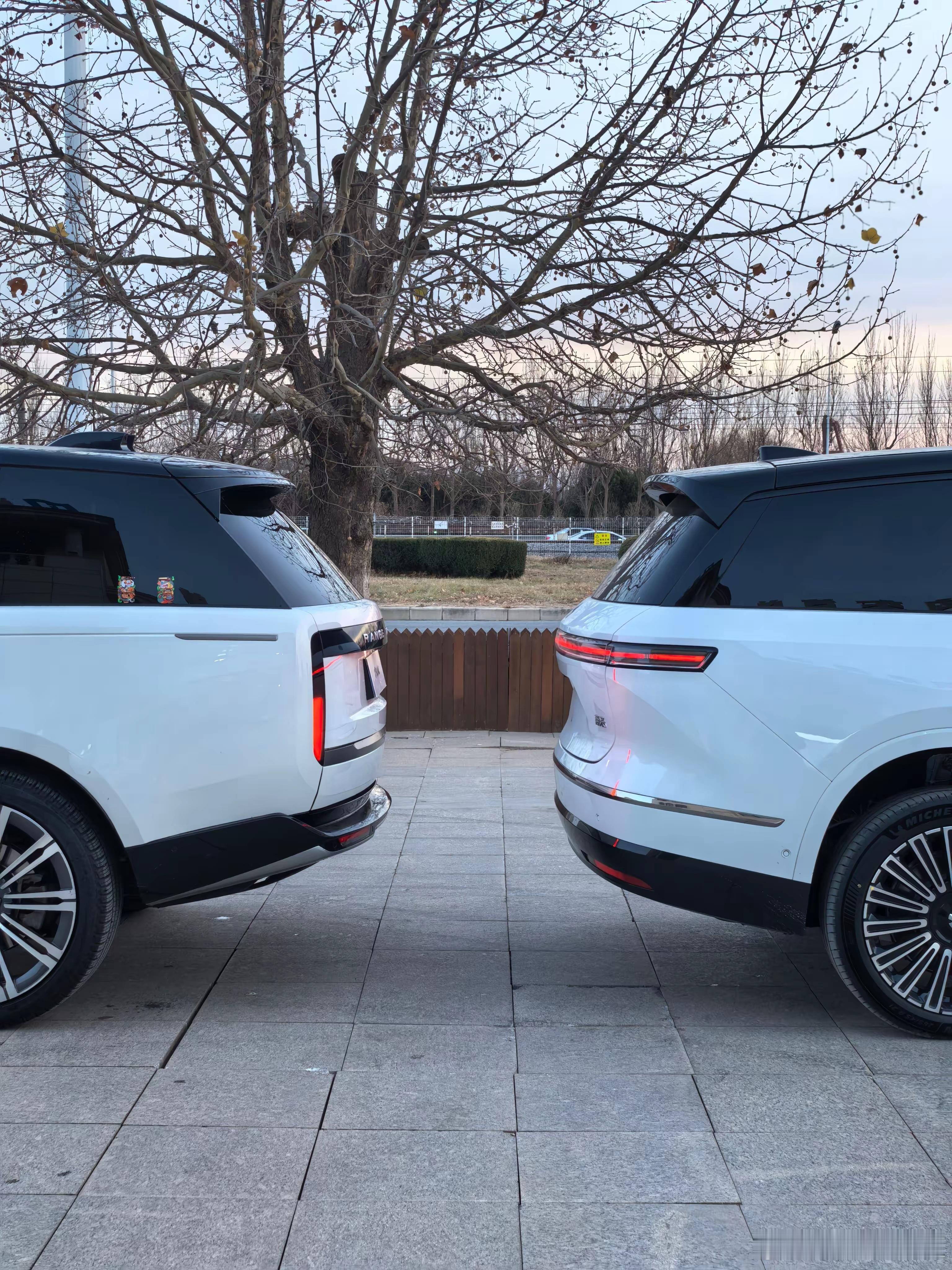 蔚来全新三代ES8与路虎揽胜，白色车身才格外亮眼，个人觉得整体气场上ES8还是差