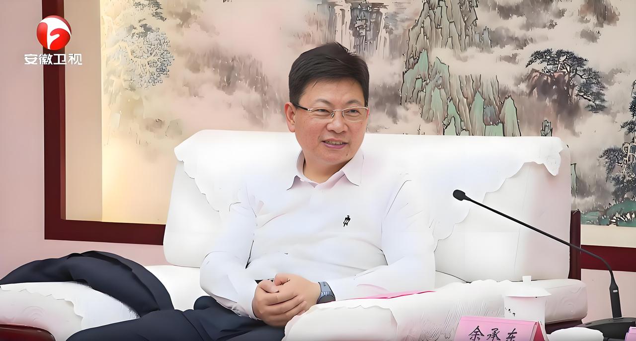 鸿蒙6体验“从未如此6”，余承东的智慧穿搭更“6”
在华为Mate 80系列新品