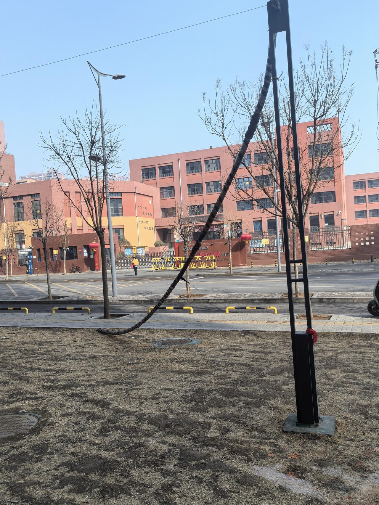 今天在太原市沙沟北街路南侧发现了一根貌似电缆线的线路，仔细看看又不是电缆，一端通