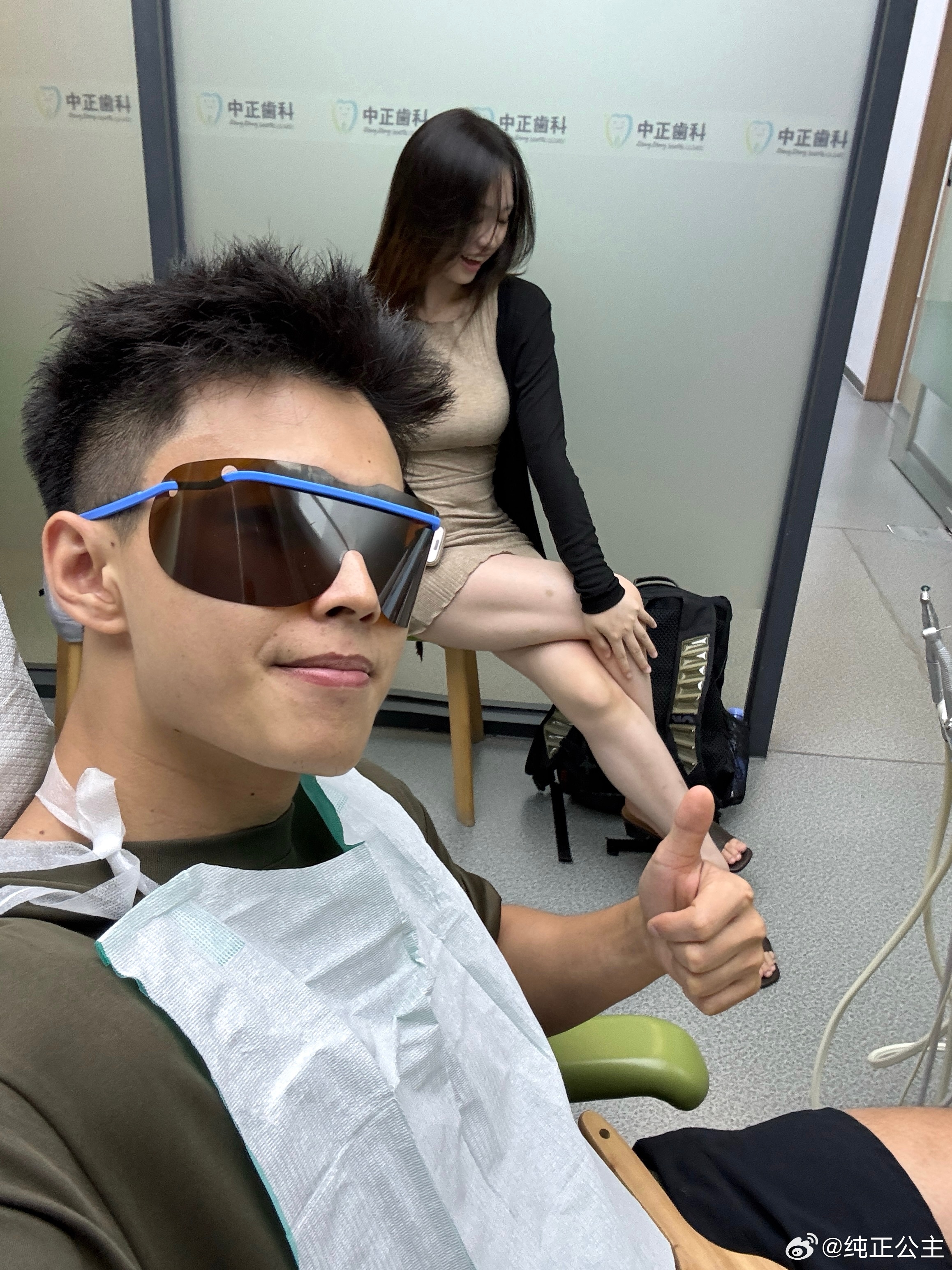 朋友健身把门牙磕掉一半，然而我们还是见缝插针地优雅自拍。心情是金你能不能别自拍了