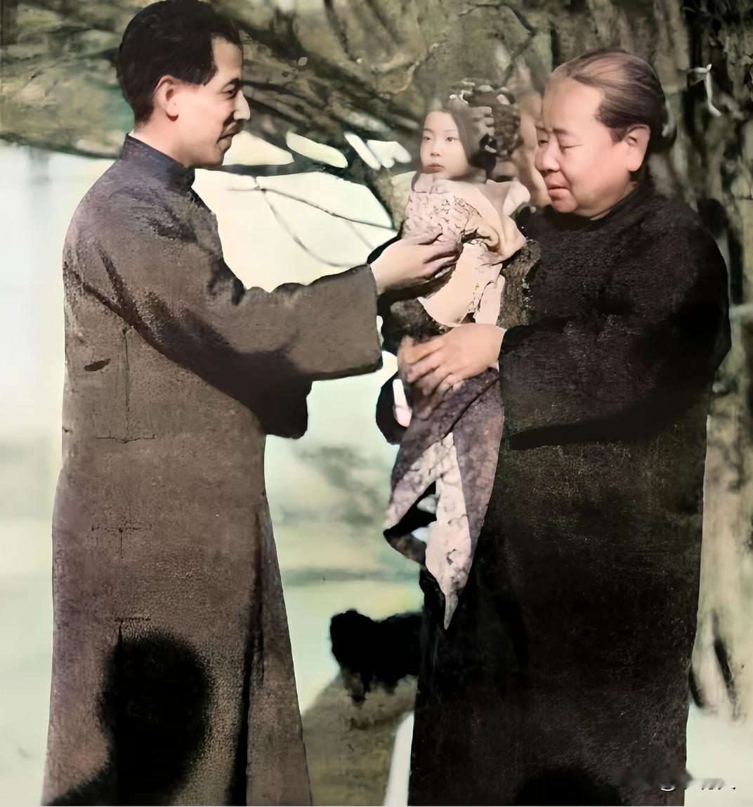 1932年，张学良和赵四小姐唯一的儿子在后花园活动的亲密合影。此时的张闾琳才2岁