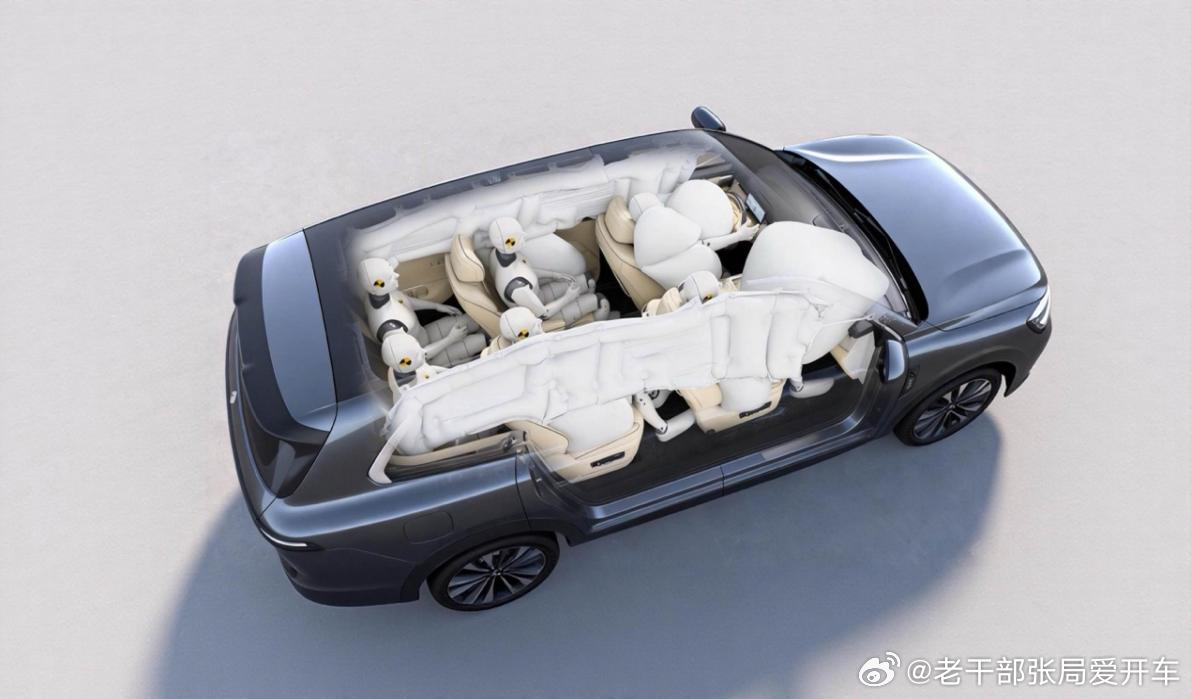 【80km/h侧碰叠加15米高坡坠落翻滚，华境S通关高难度碰撞测试】3月25日，