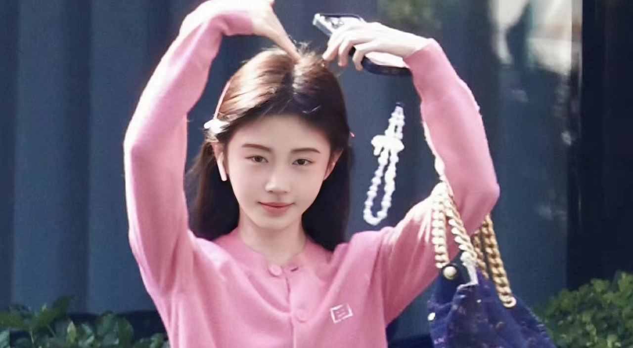 鞠婧祎这是p了个别人的脸吗？[doge]怎么感觉变样了…… ​​​