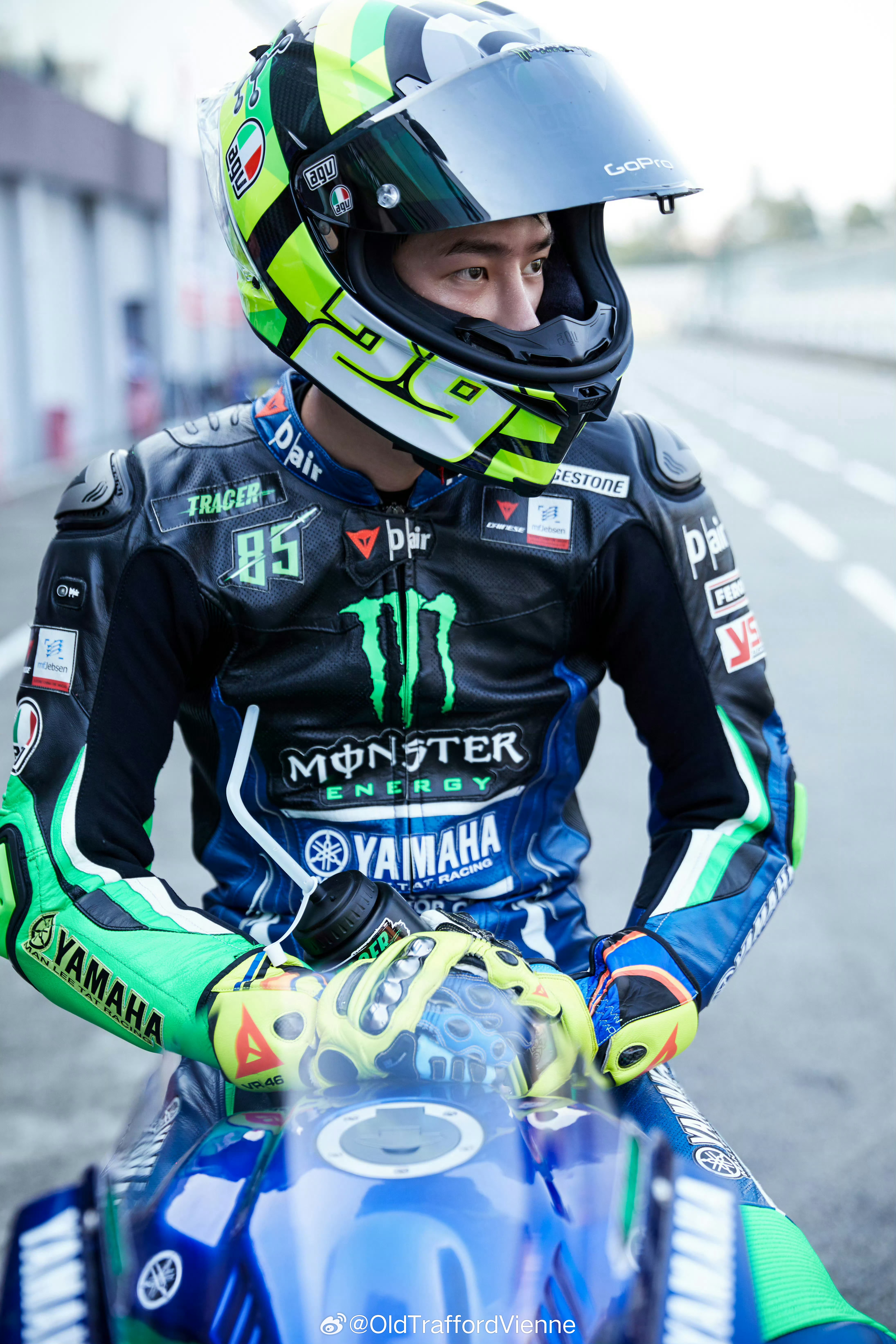 库尼亚：充电旁边的魔爪很显眼啊，想起了王一博代言魔爪和初代85摩托💚💚 王一