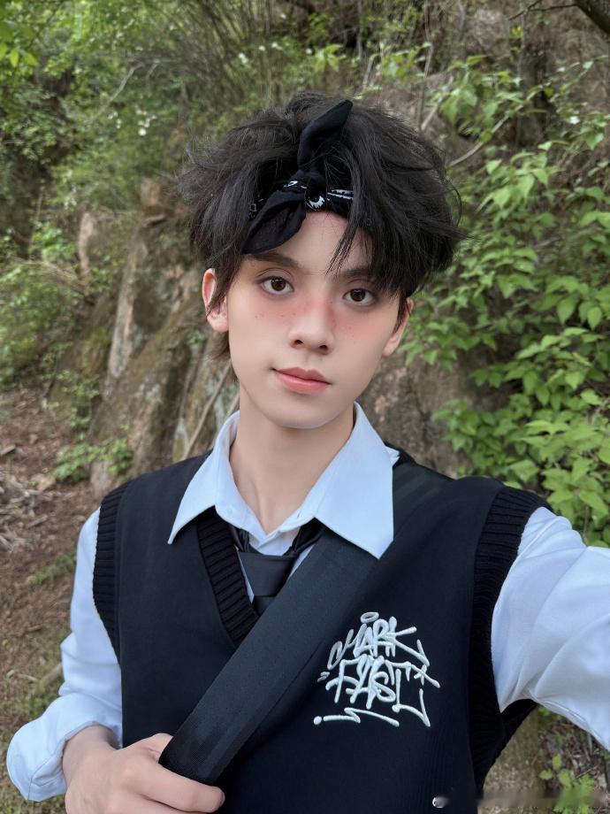 被左航19岁第一天的照片美到了！光影交错间，少年的轮廓愈发清晰，既有未褪去的稚气