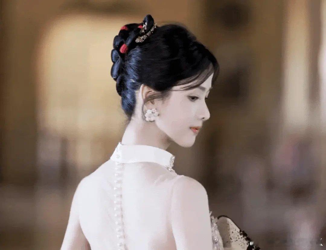 我觉得陈都灵的长相气质和他纤细的身材，真的和新中式的美感是拉满的。 ​​​