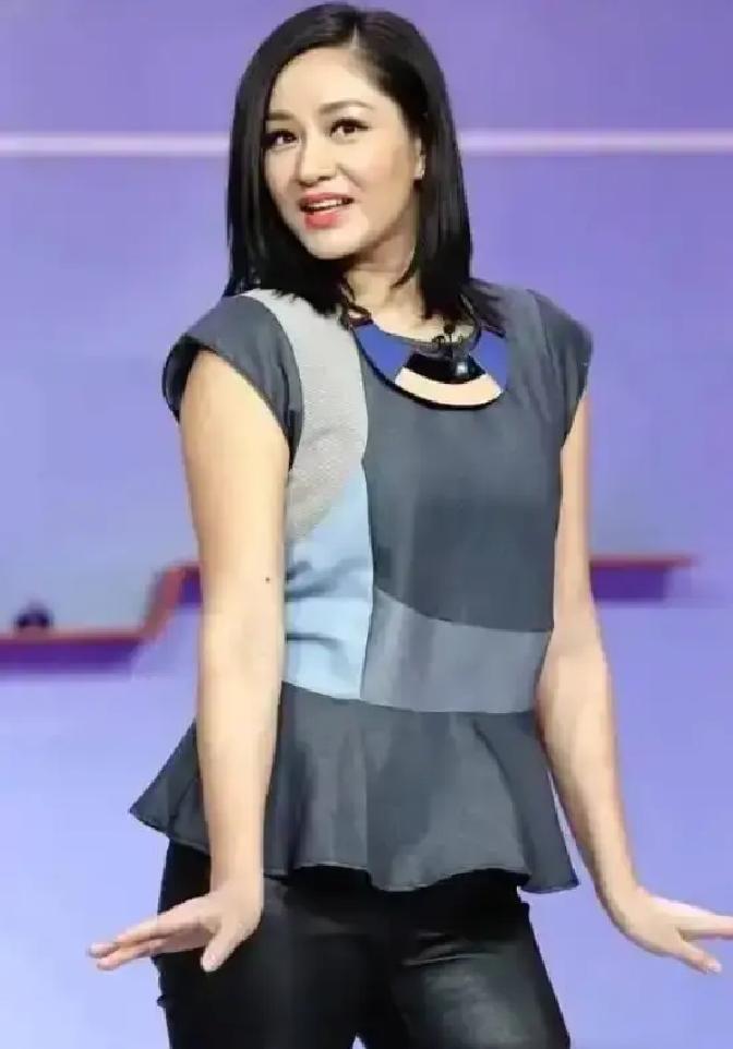 52岁，她在舞台上一个劈叉下去，膝盖直接压到地面。
 
全场都忘了呼吸。
 
你