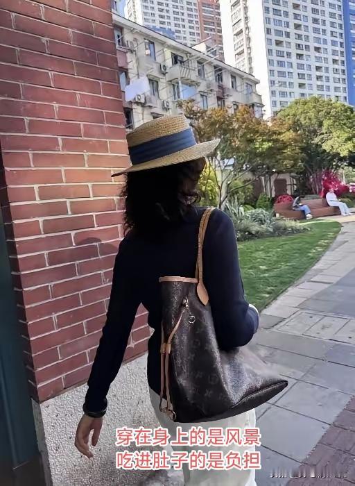 “风景”和“负担”

刚刚看到一位条友发的文章，说的是他们的一位女同事，家庭条件