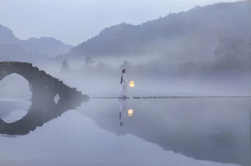 上联：过桥人影杳，请赐墨留香下联人走影随行