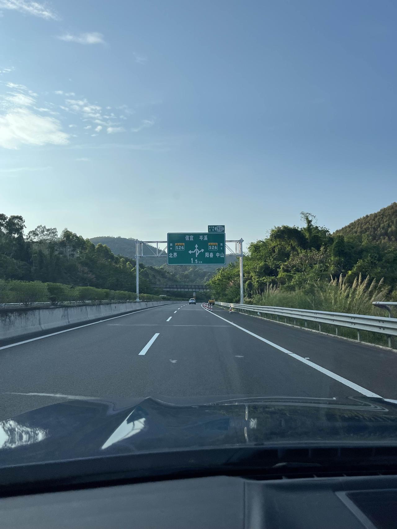 广东高速公路的美，真的绝了！就拿京港澳高速广东段来说，沿途风景宛如画卷。一边是郁