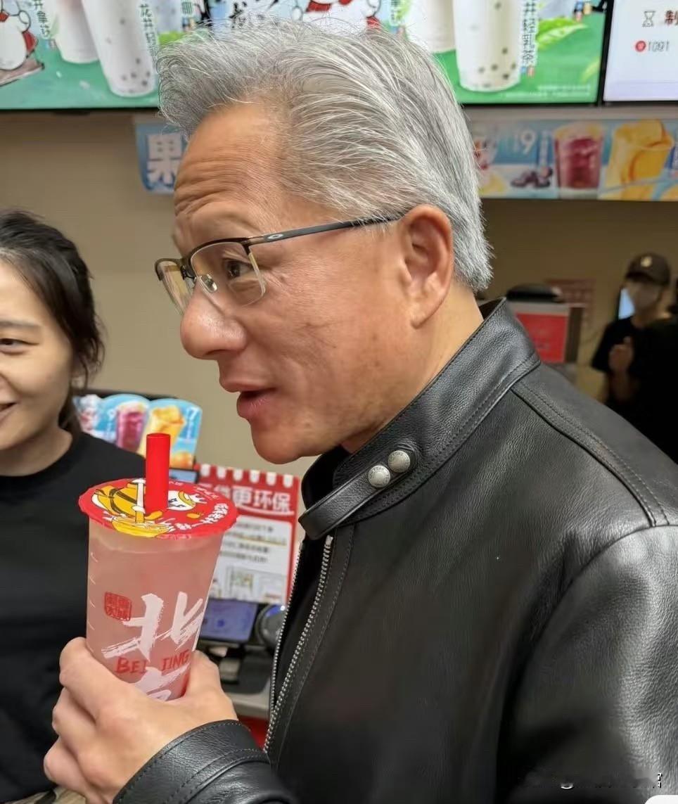 黄仁勋逛南锣鼓巷，被路人投喂豆汁后直奔蜜雪冰城。5月15日，英伟达总裁黄仁勋现身