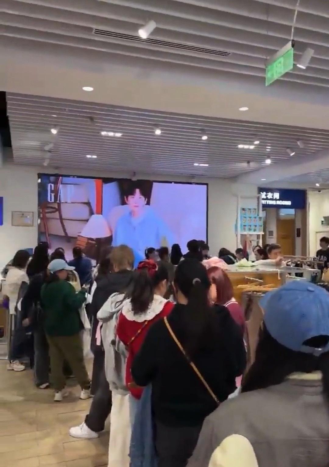 GAP中国品牌代言人成毅成毅绽家品牌全球代言人 成毅现在商务是一周一宣的节奏，G