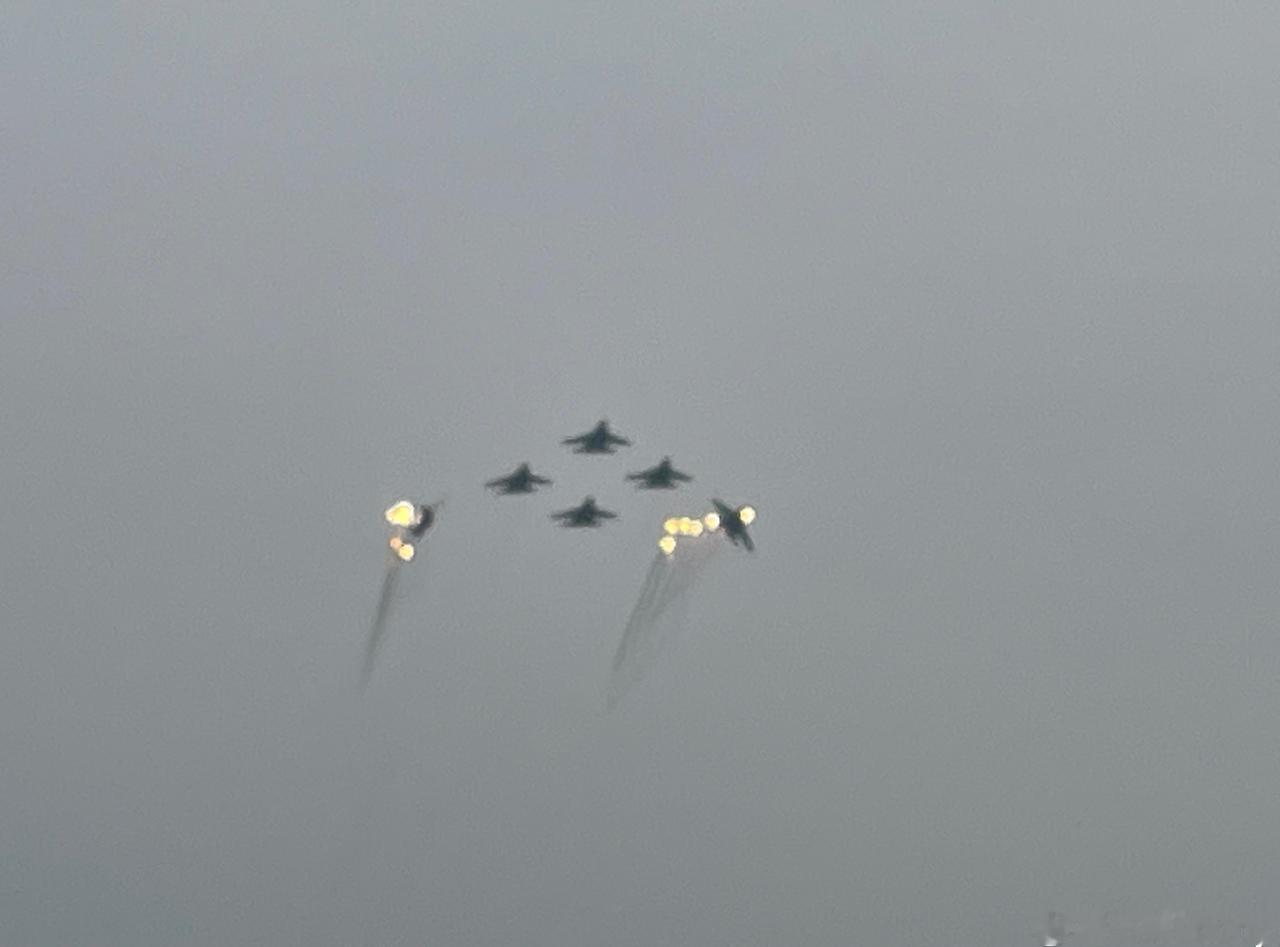 2025南昌飞行大会苏-35SL六机队形5、6号机打干扰弹开花。 ​​​