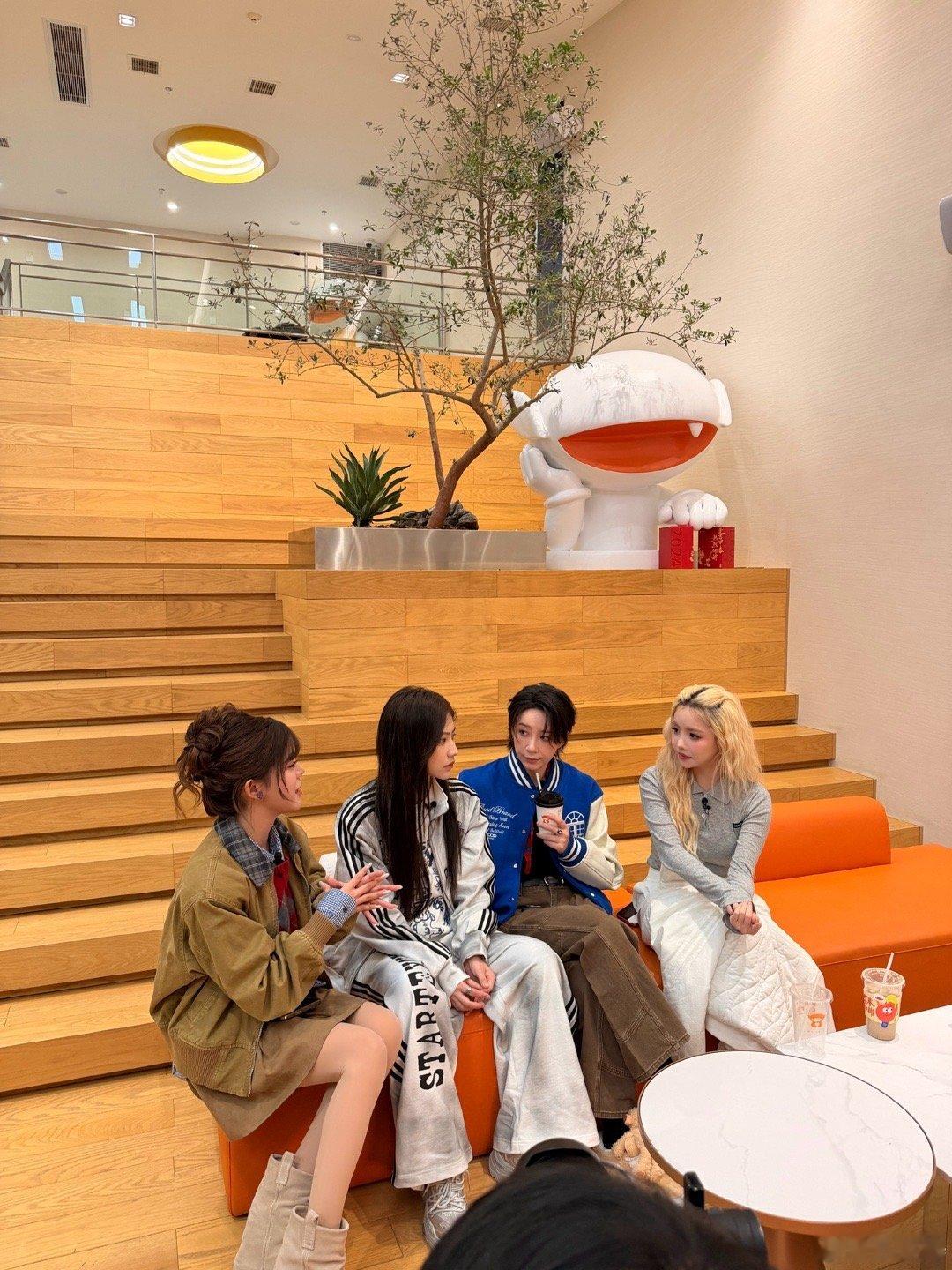 李斯丹妮袁一琦安崎在芒果当食堂阿姨 当食堂阿姨，居然是三代选秀人的新晋团建方式？