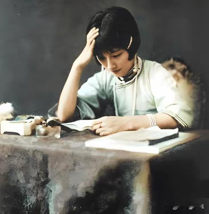 徐志摩、张幼仪、陆小曼几个人之间恩怨情仇纠葛一辈子，感觉还是张幼仪占了便宜。
