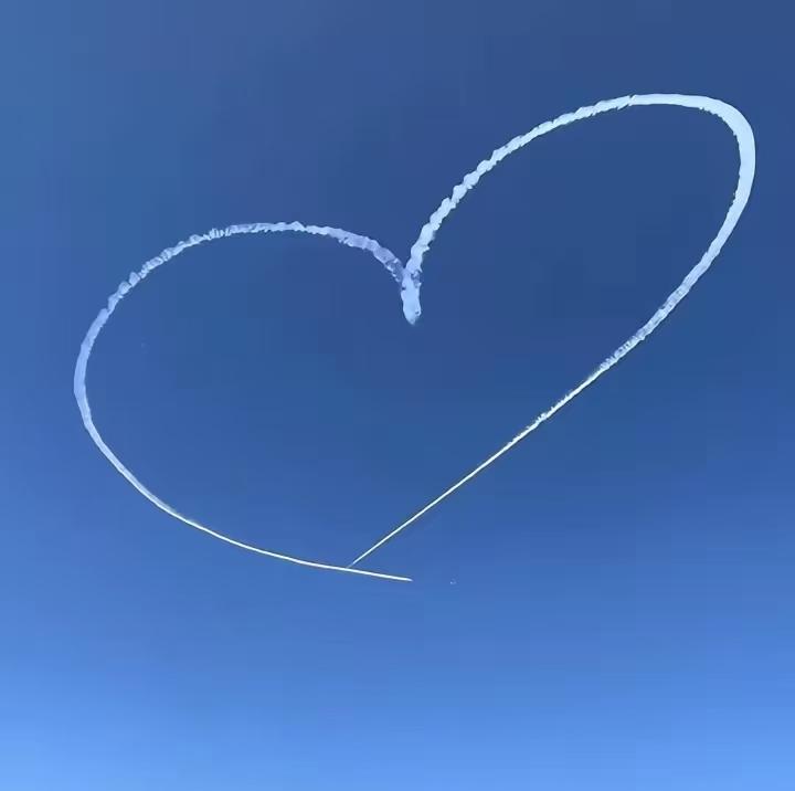 刷到伊朗网友的一句话，
我直接破防了。
世界很多地方还在炮火里挣扎，只有我们，能