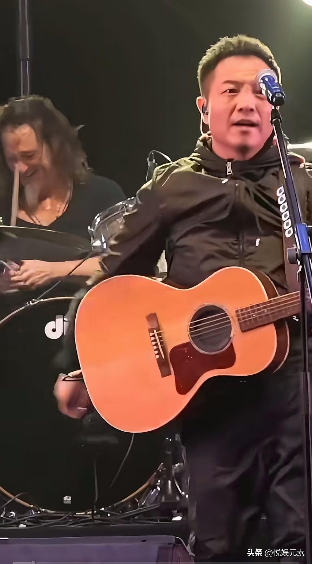 他是一个很有传奇色彩的音乐诗人。
如果说刀郎的歌是穿过旷野的西北风，那他的歌就像