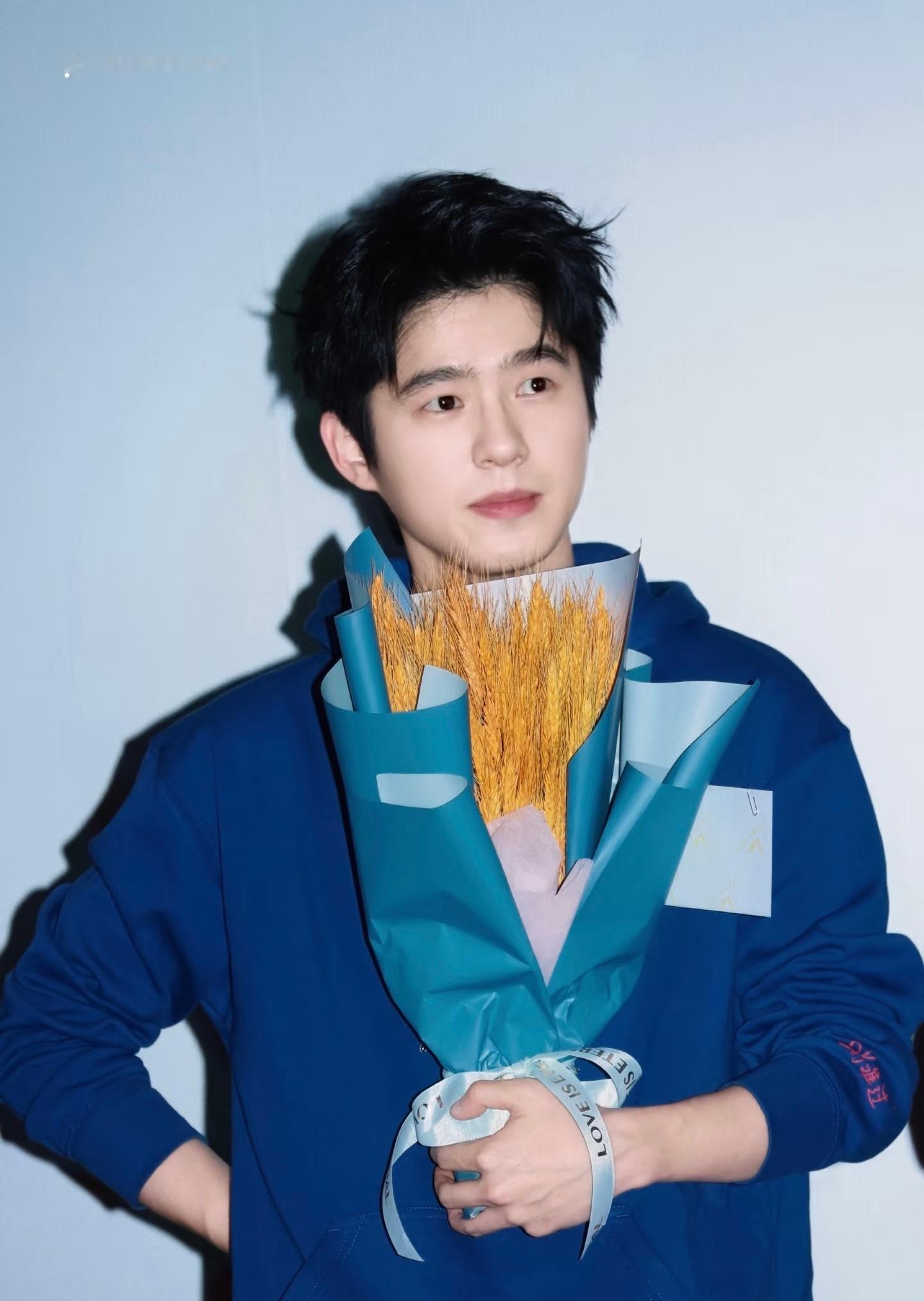 刘昊然 眉骨先闯进镜头 动态比静态更蛊人！《我的朋友安德烈》路演下班的几步路简直