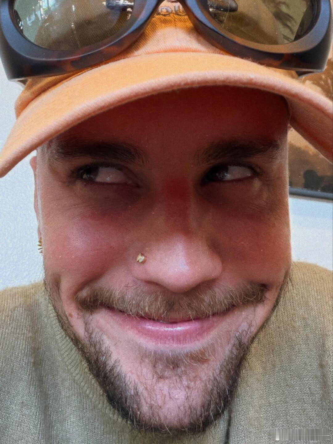 比伯分享自拍照比伯分享近期自拍照，莫名有点可爱怎么办。比伯近期自拍