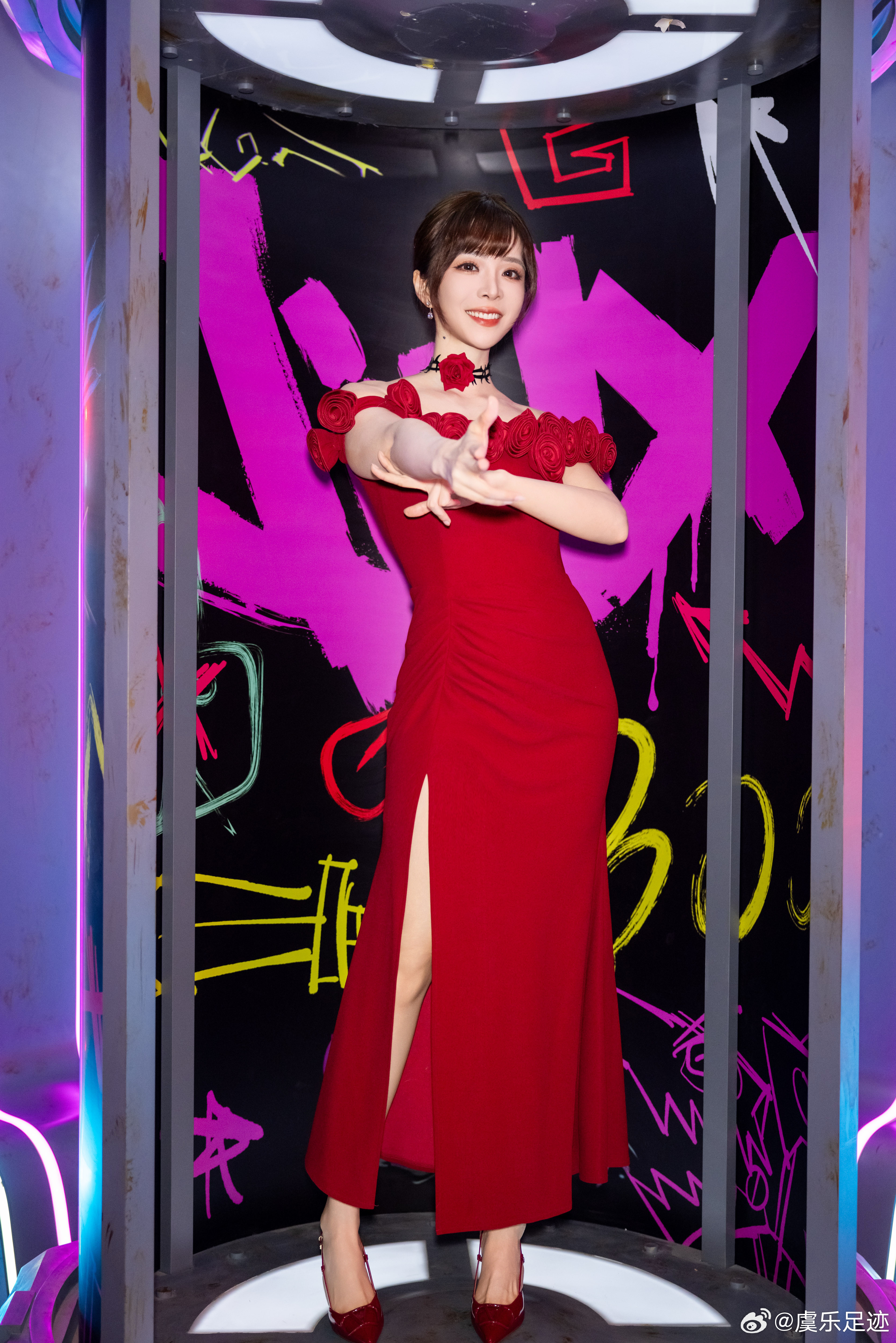 余霜主持近照阿姨穿红法力无穷 