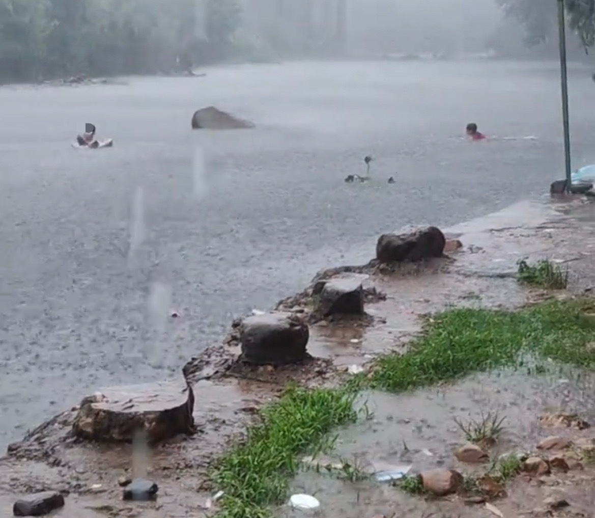 【国庆玉林下雨还有人在河道里面游泳】10月2日，国庆节的第二天，玉林市某地突然就