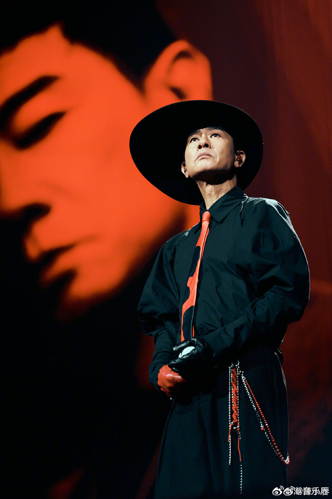 陈小春要唱要你管陈小春要你管两代风格碰撞太有意思，陈小春开唱《要你管》，狠狠蹲舞