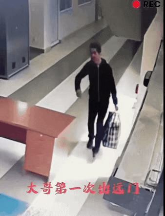 大哥这小电梯坐的舒坦不，安检员都笑了

      有些人生活在偏远山区，平时很