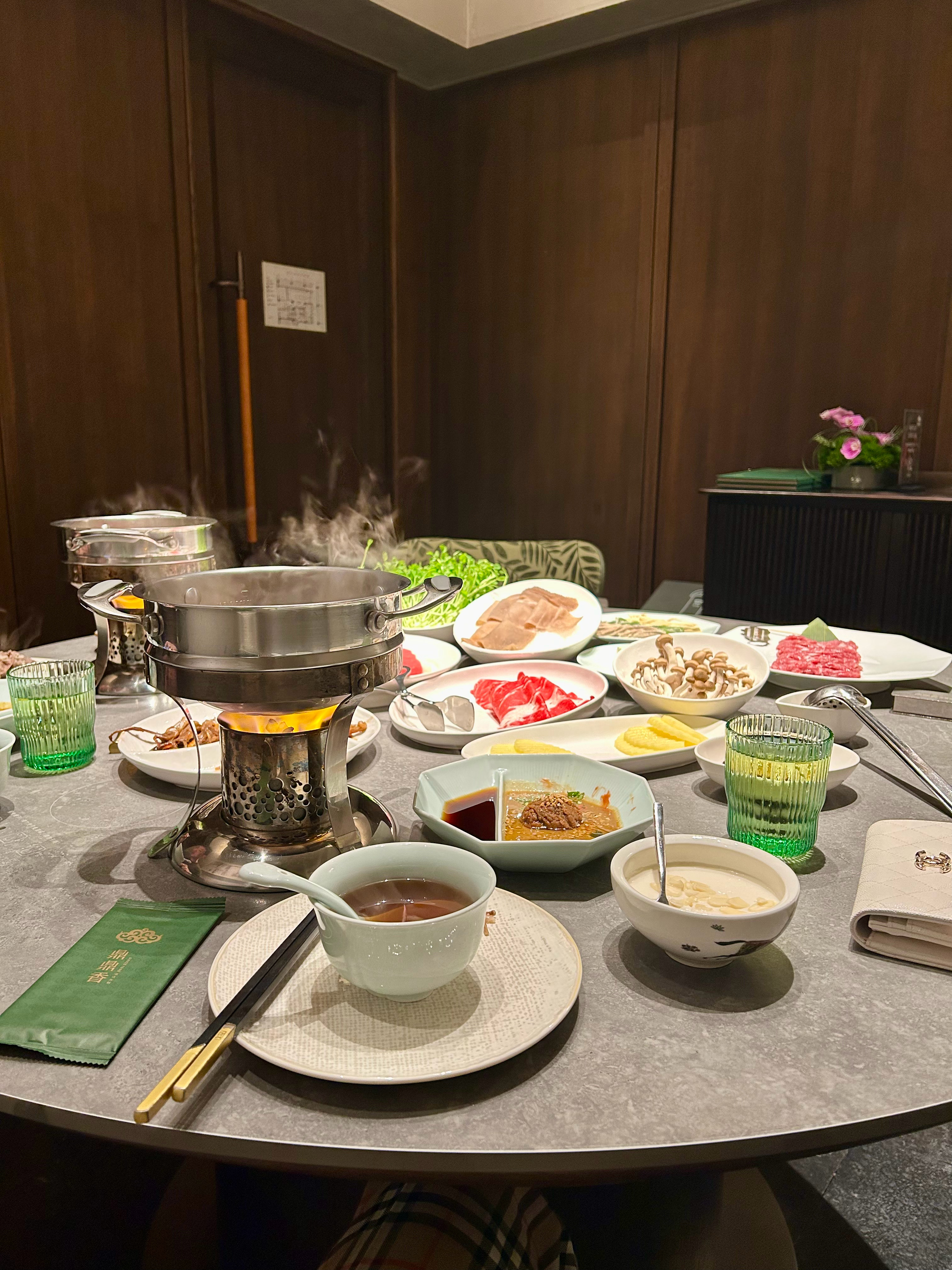 今天逛完街来吃饭吃着吃着突然想到去澳洲留学前在北京吃的最后一顿饭就是鼎鼎香现在回