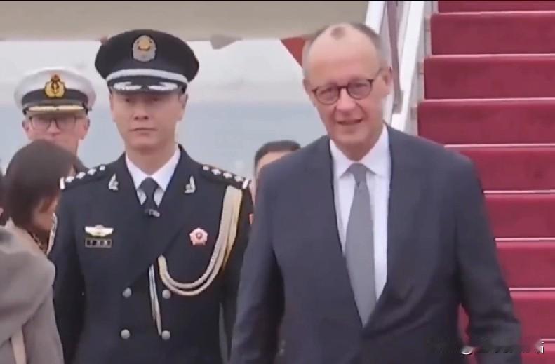 德国总理默茨，
已兴奋的迫不及待了？下飞机都选择小跑，看的出来此次访问北京更是自