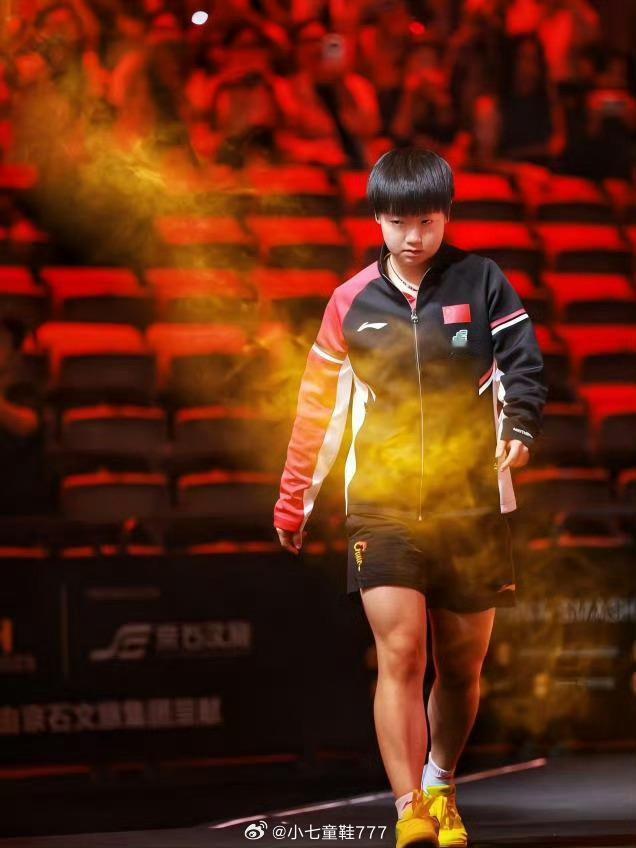 孙颖莎身披万丈光芒万丈光芒不是天赋的馈赠，而是孙颖莎在无数个昼夜交替中，用汗水浇