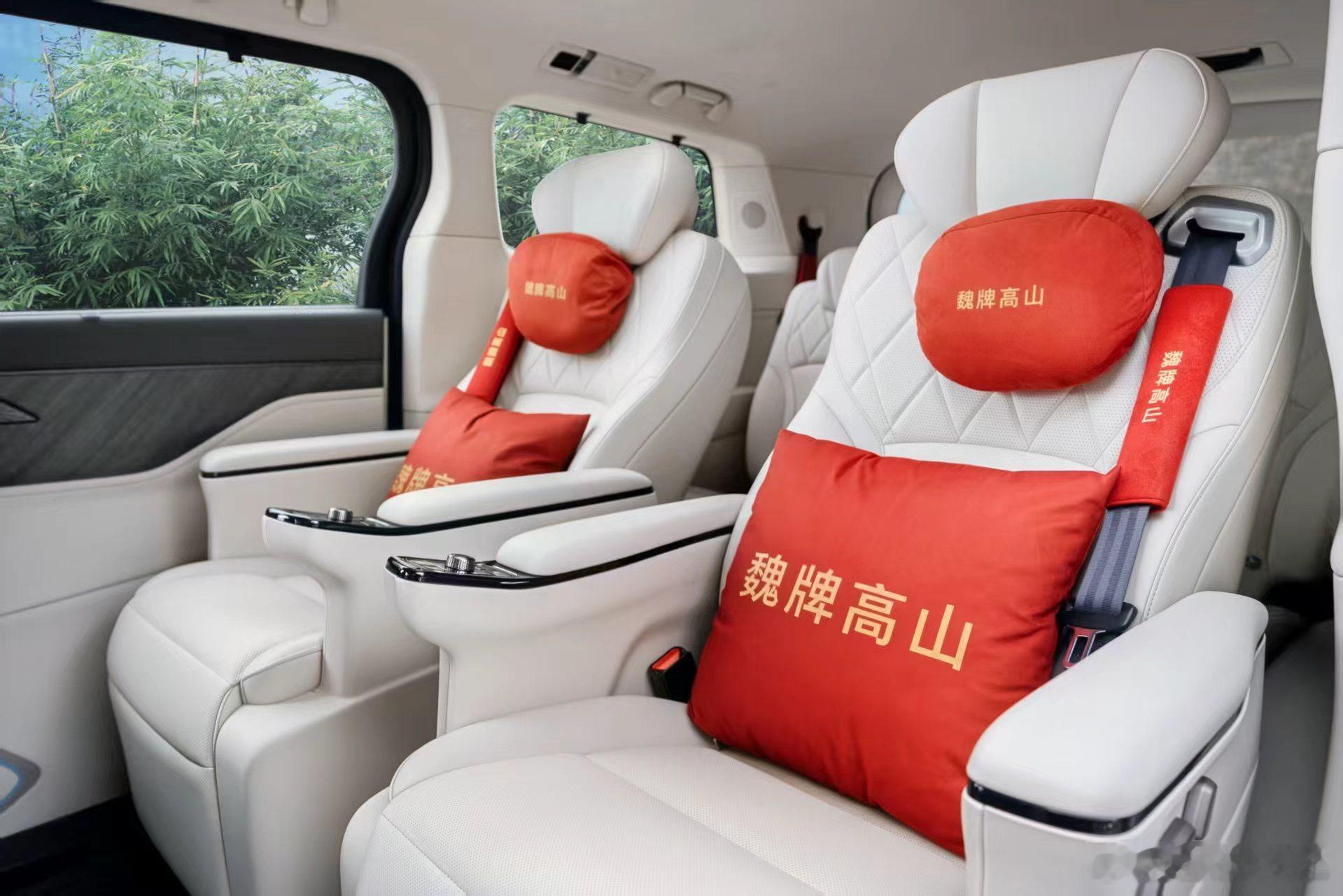 魏牌高山载着年味与温暖，一路暖心护航，陪伴2026年春晚北京主会场与宜宾分会场的