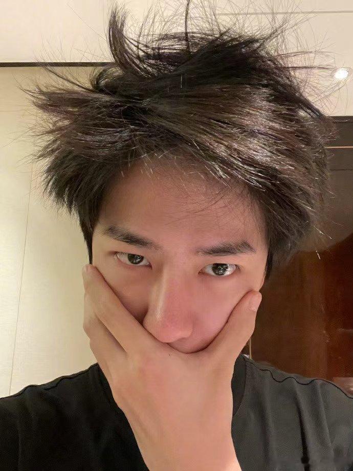 王一博野外睡醒一觉醒来纯素颜原相机王一博素颜硬帅王一博野外睡醒一觉醒来纯素颜原相