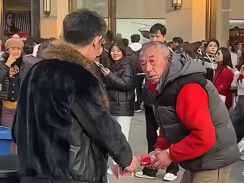 阿四终于不再满嘴跑火车啦！最近的他做了一件正能量的事情：穿着貂绒大衣在街上溜达的