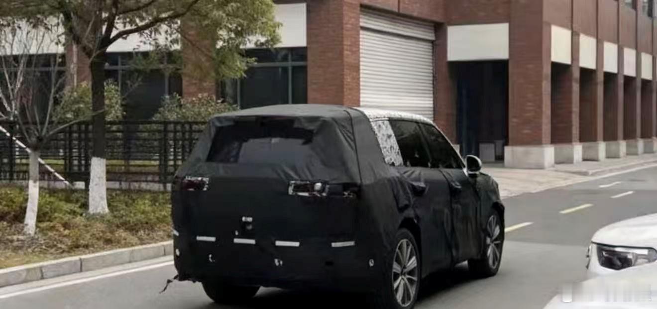 小米即将推出四款增程式SUV，采用辨识度拉满的直线条硬朗设计，车身方正规整，与此